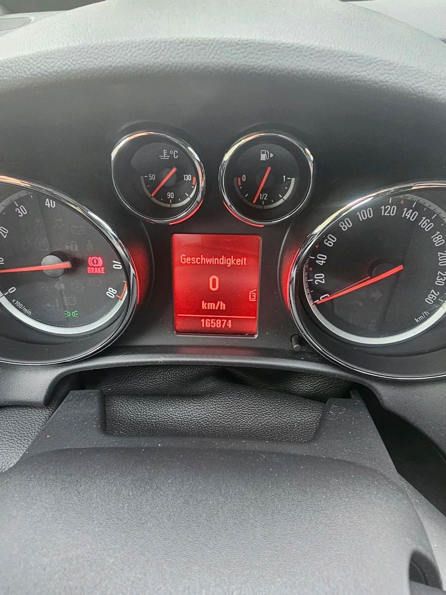 Opel Astra 2011 — interior