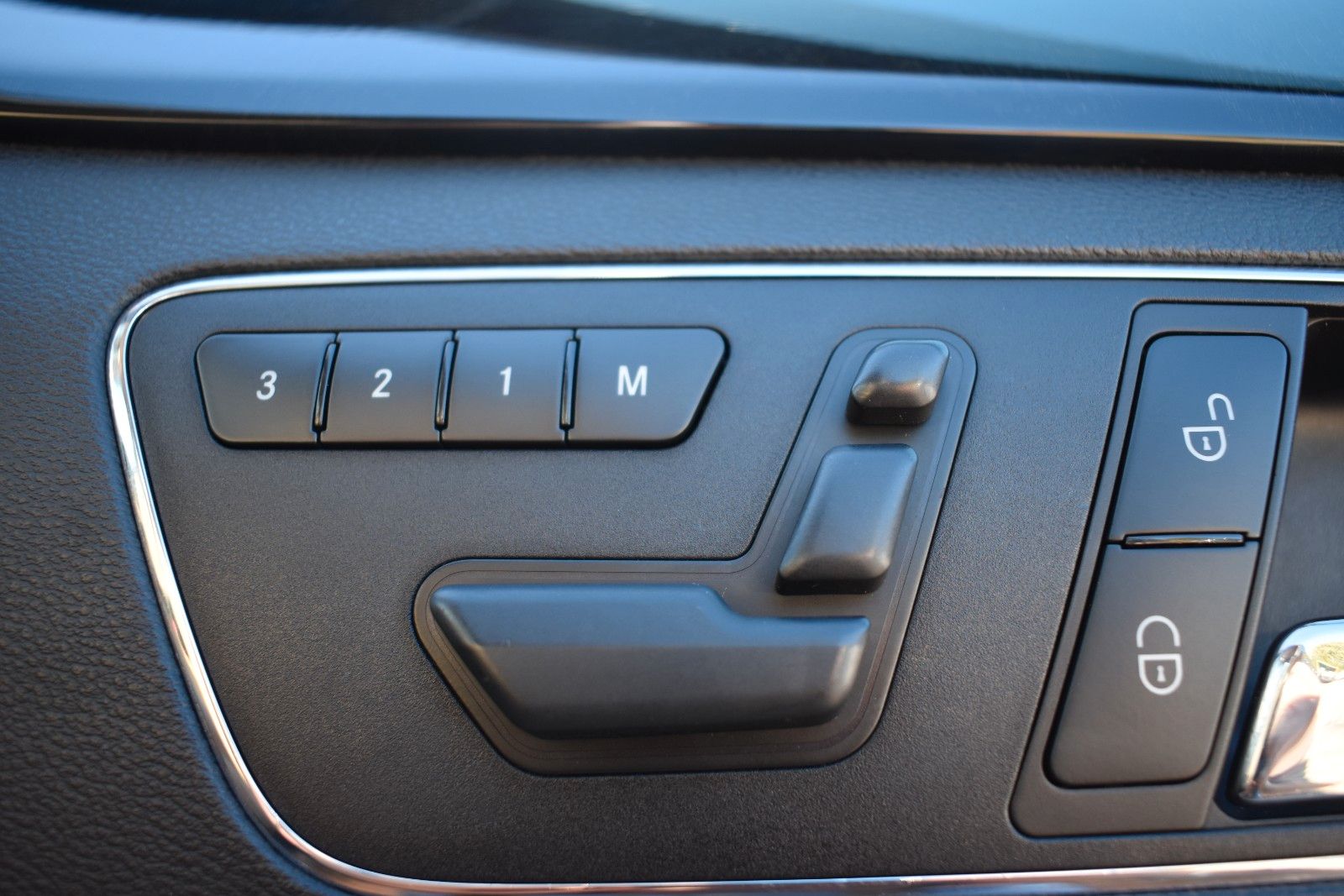 Fahrzeugabbildung Mercedes-Benz E 350 CGI Limousine STH/AHK/MEMORY/KEYLESS