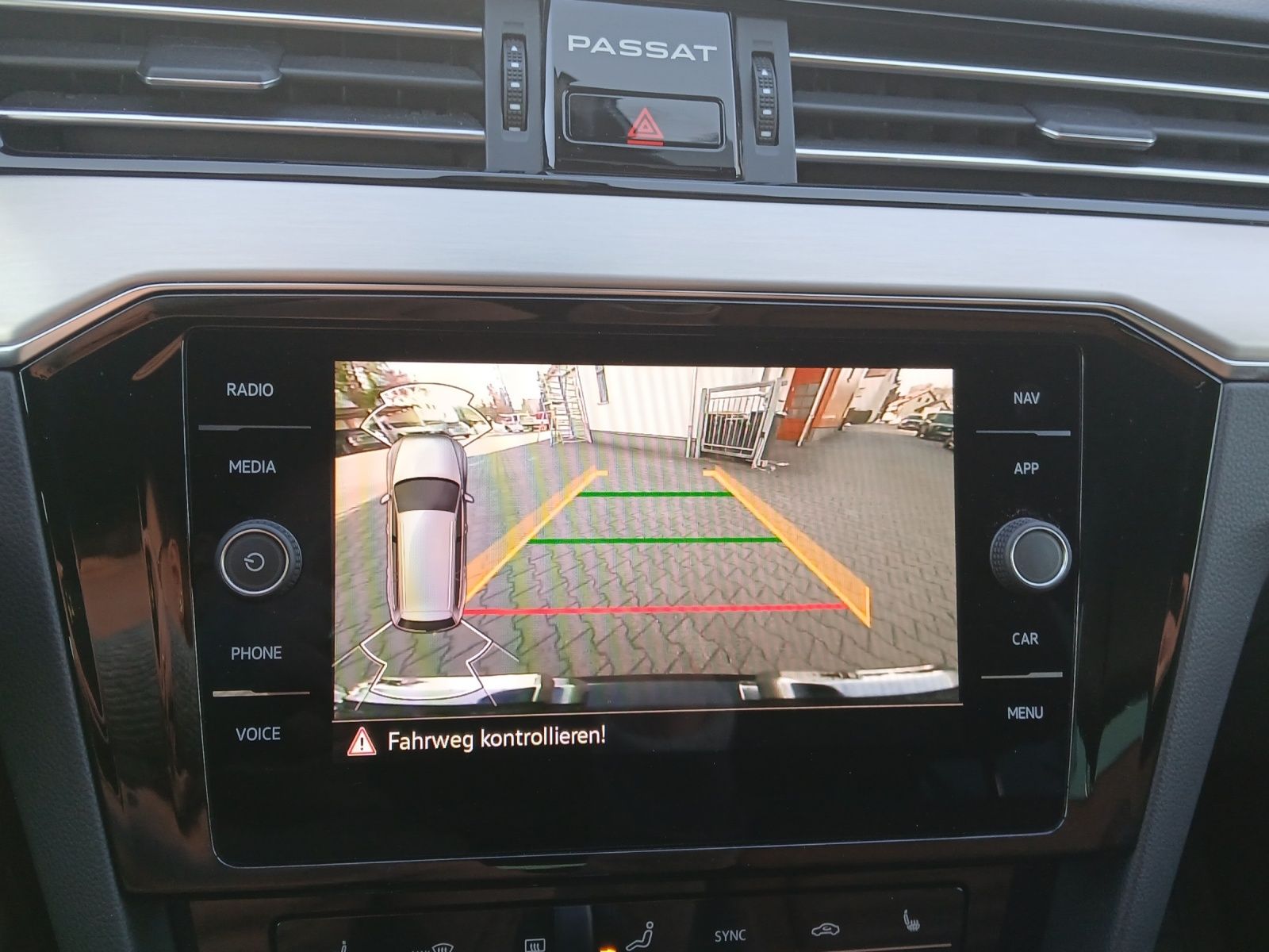 Fahrzeugabbildung Volkswagen Passat Variant TDI R-Line DSG Matrix AHK Navi Le