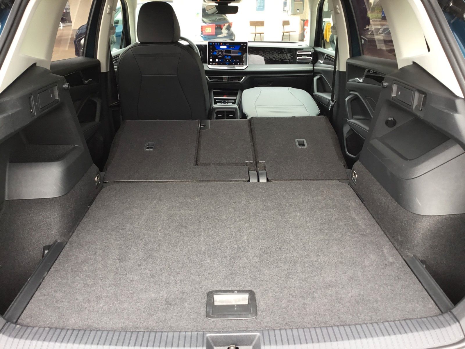 Fahrzeugabbildung Volkswagen Tiguan 1.5 eTSI DSG Elegance+AHK+Navi+18"+ACC