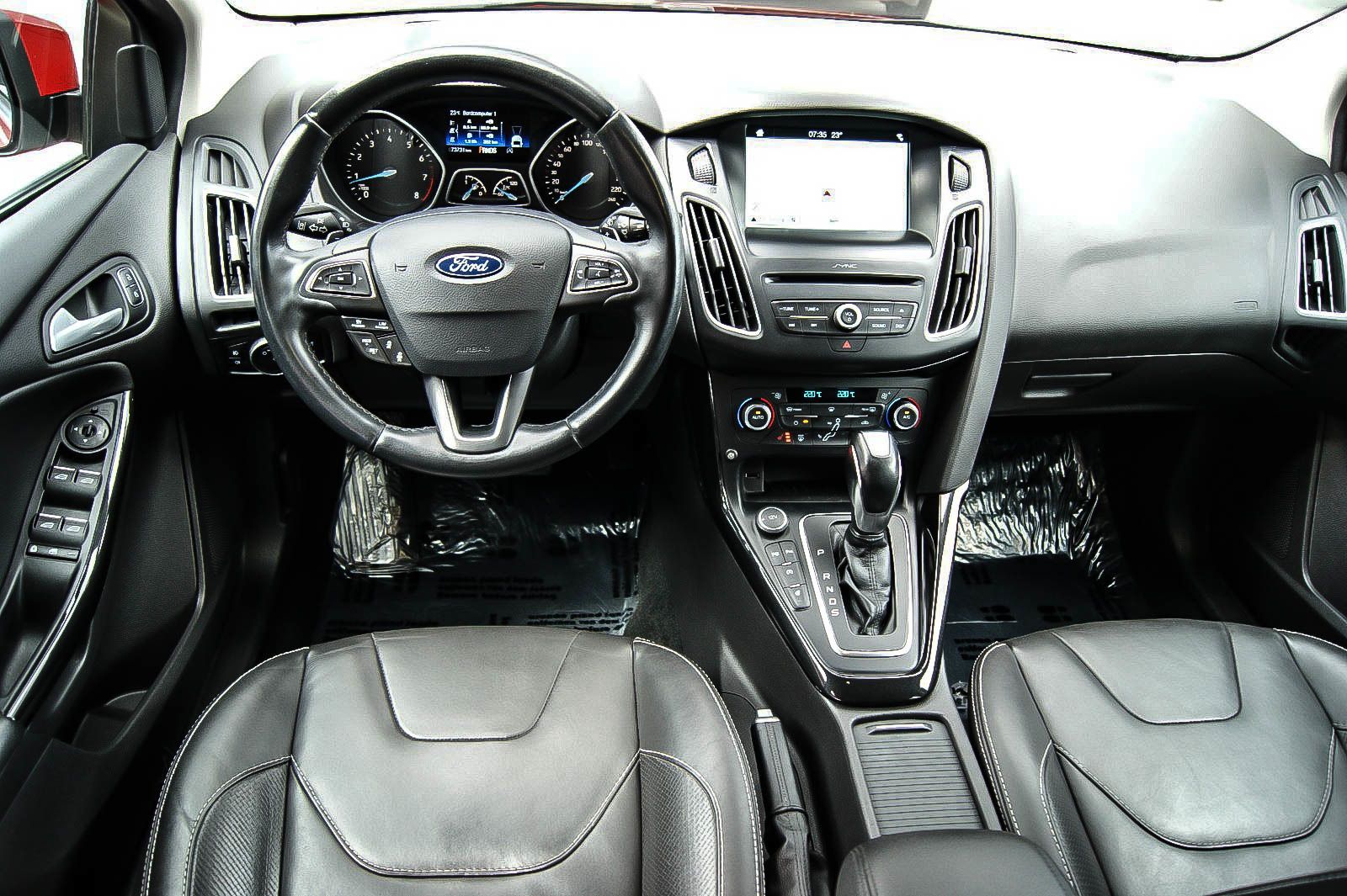 Fahrzeugabbildung Ford Focus Turnier 15 Auto LEDER RACEROT ACC STANDHZG