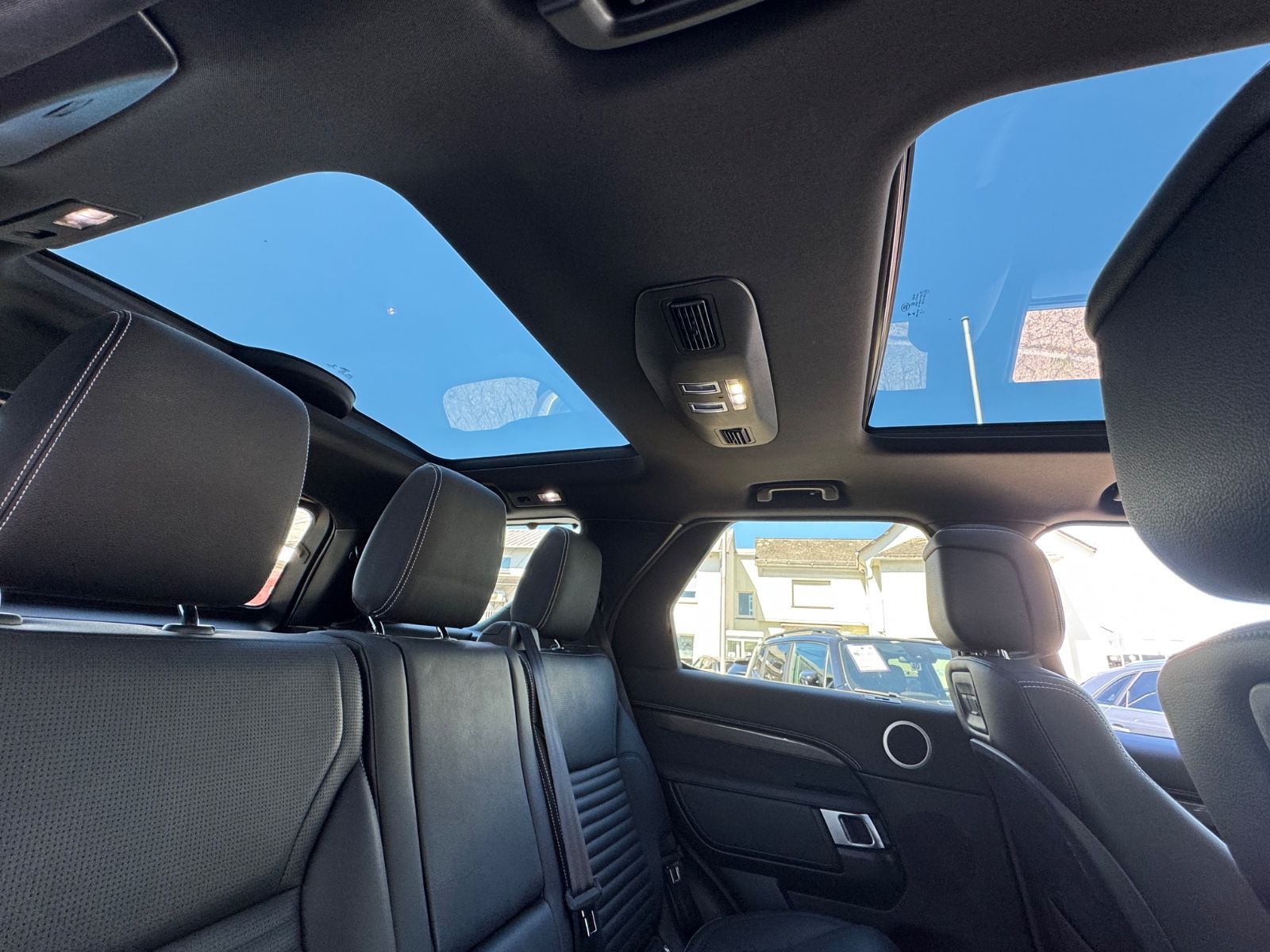 Fahrzeugabbildung Land Rover Discovery  R-Dynamic AWD/7-SITZER/360'°Cam/AHK