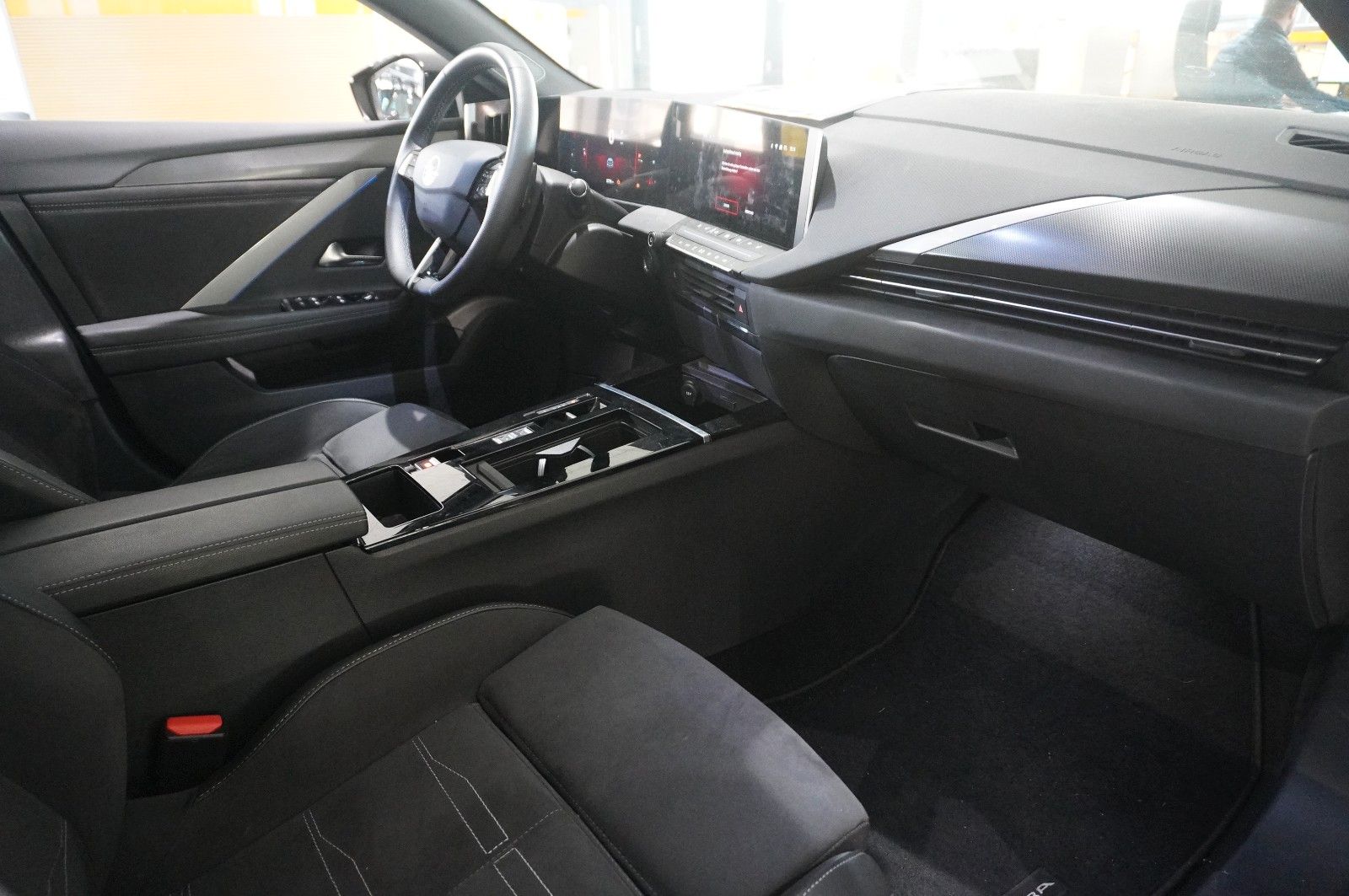 Fahrzeugabbildung Opel Astra L ST 1.2T ULTIMATE NAVI/LED/360°/VIRT/DAB+