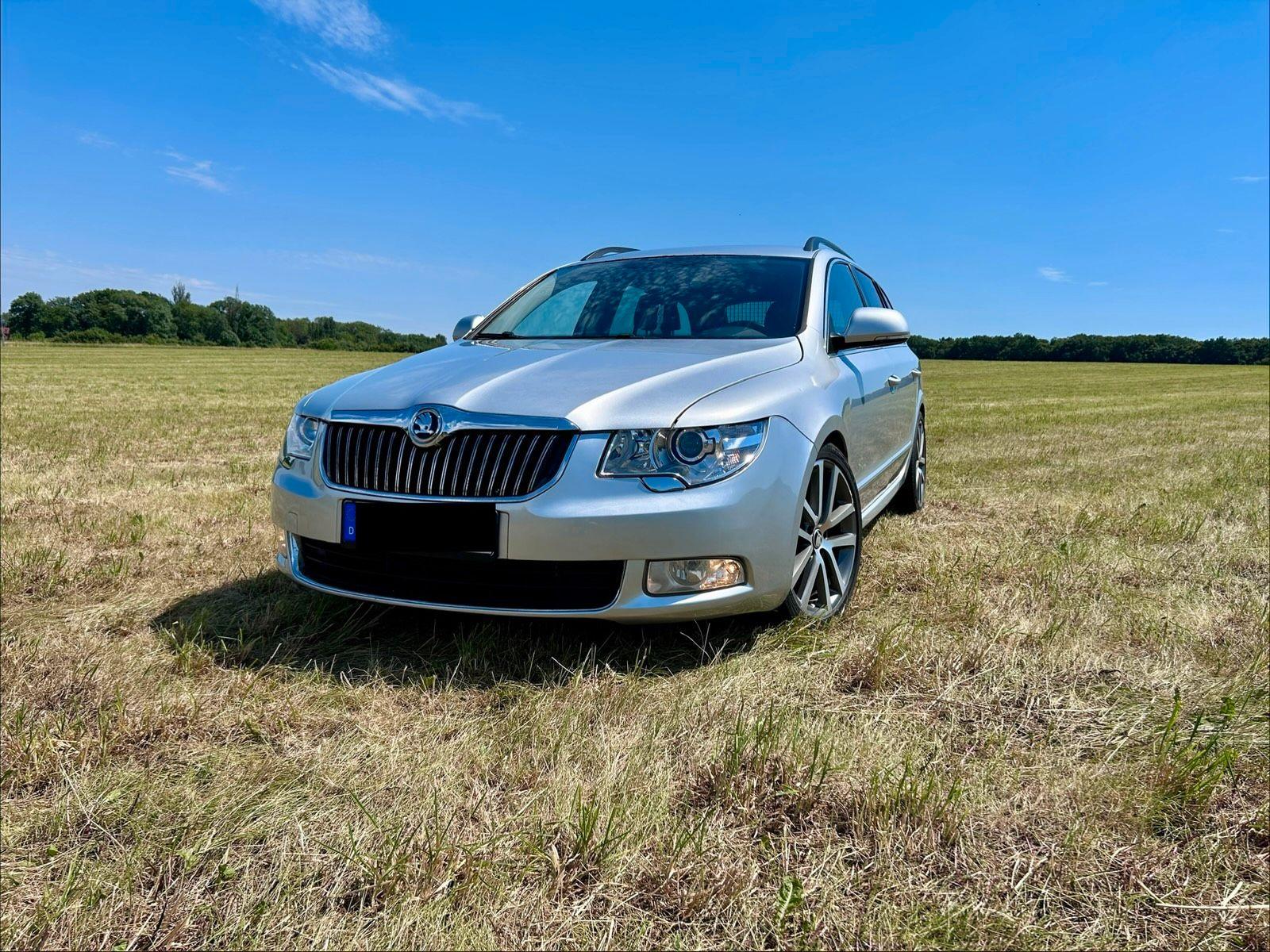 Skoda Superb 2010 — вигляд ззаду