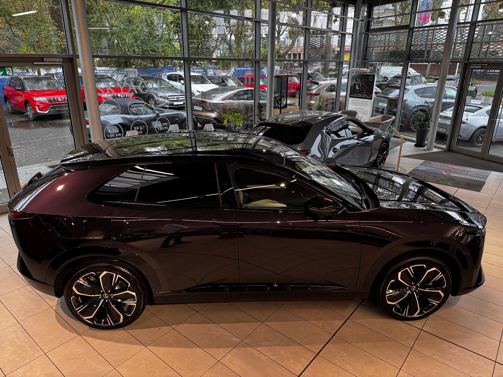 Mazda CX-6e Takumi innen Weiß mit 21 Zoll Sofort imagem 3