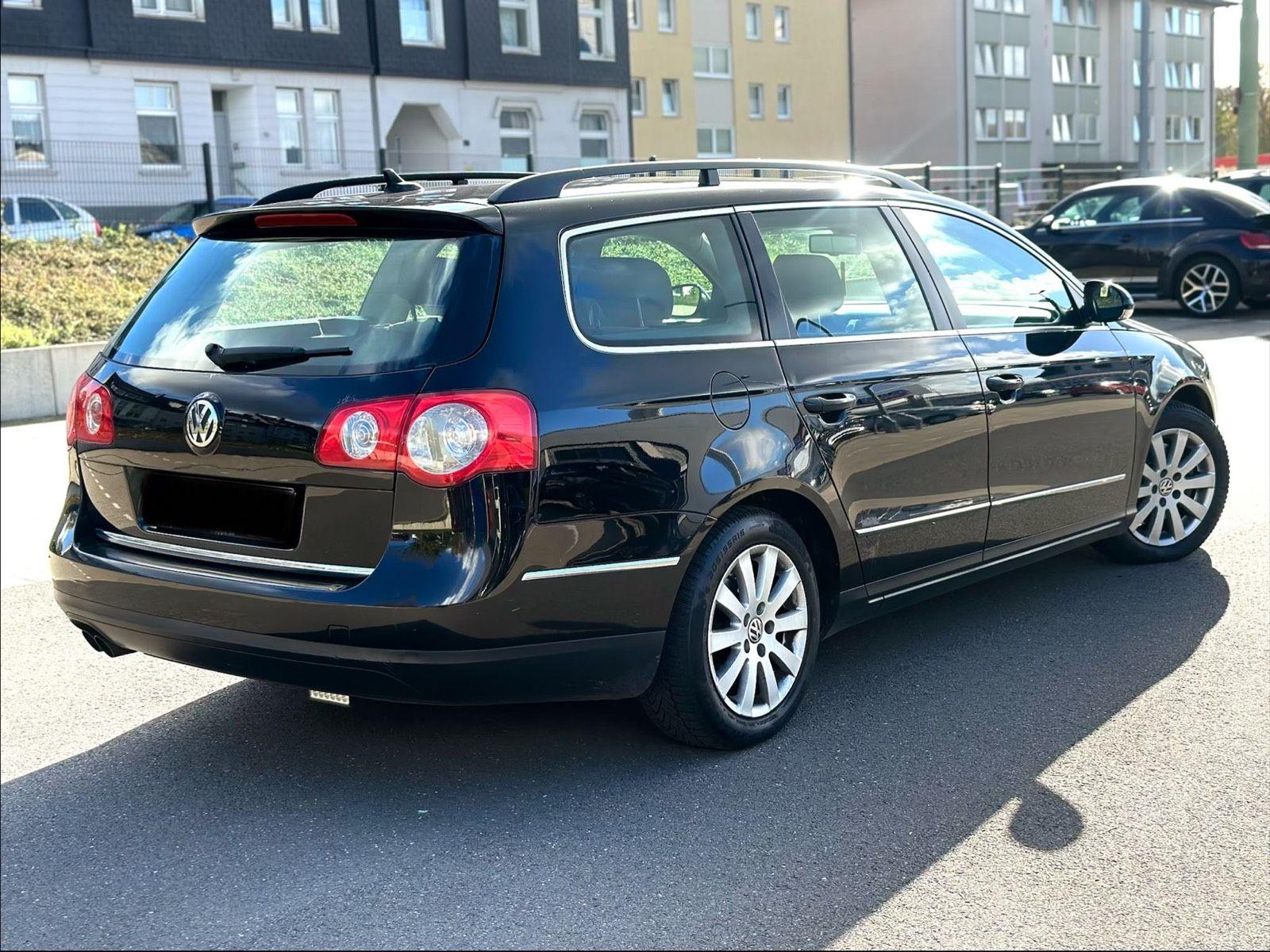 Volkswagen Passat 2010 — rear view