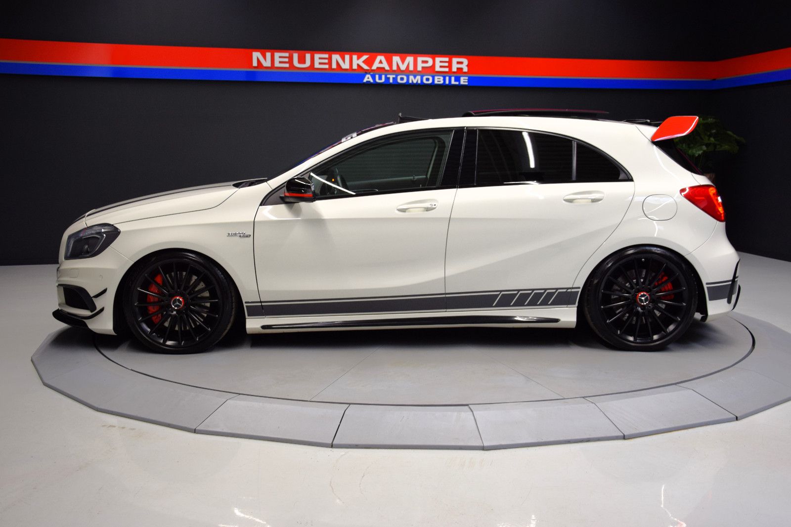 Fahrzeugabbildung Mercedes-Benz A45 AMG EDITION ONE AERO PERFORM PANO DRIVERS