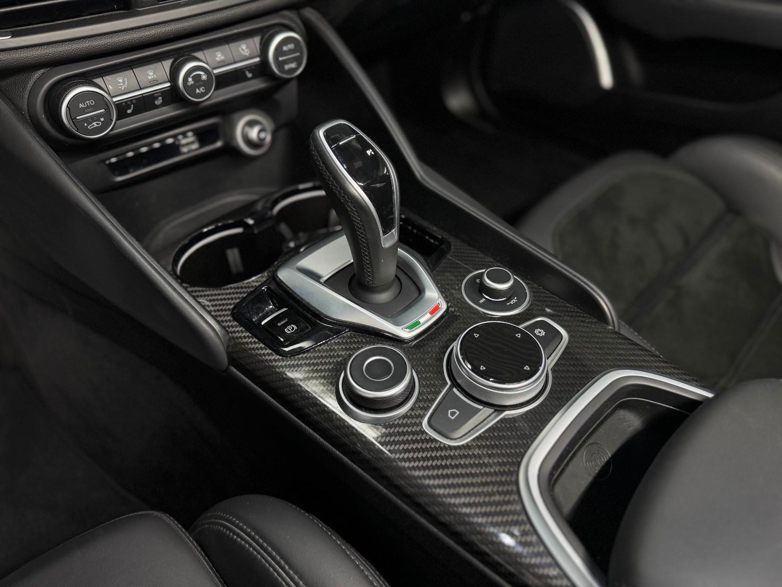 Fahrzeugabbildung Alfa Romeo Giulia 2.9 V6 Quadrifoglio "ACC Komfort-Paket"
