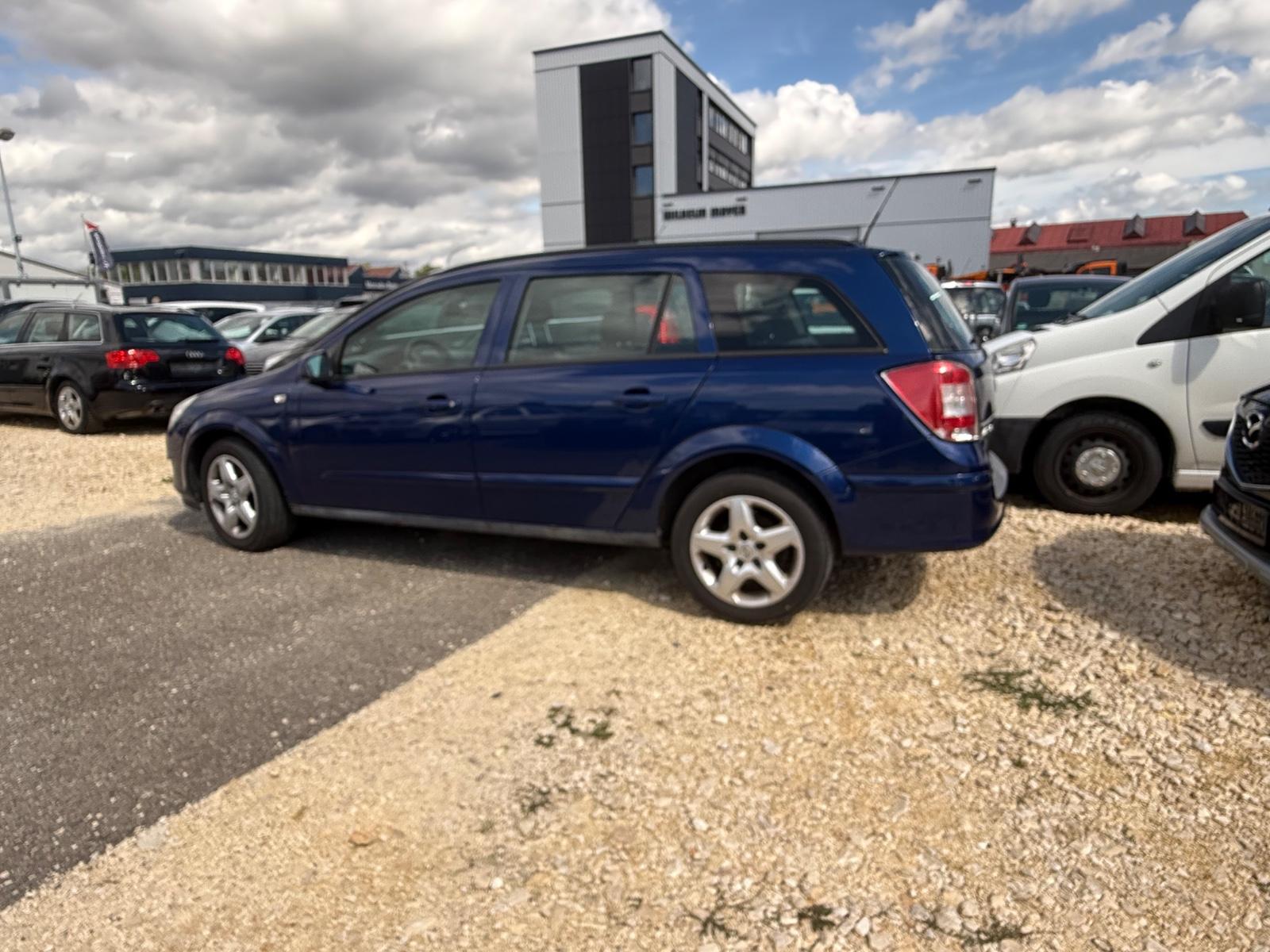 Opel Astra 2008 — rear view