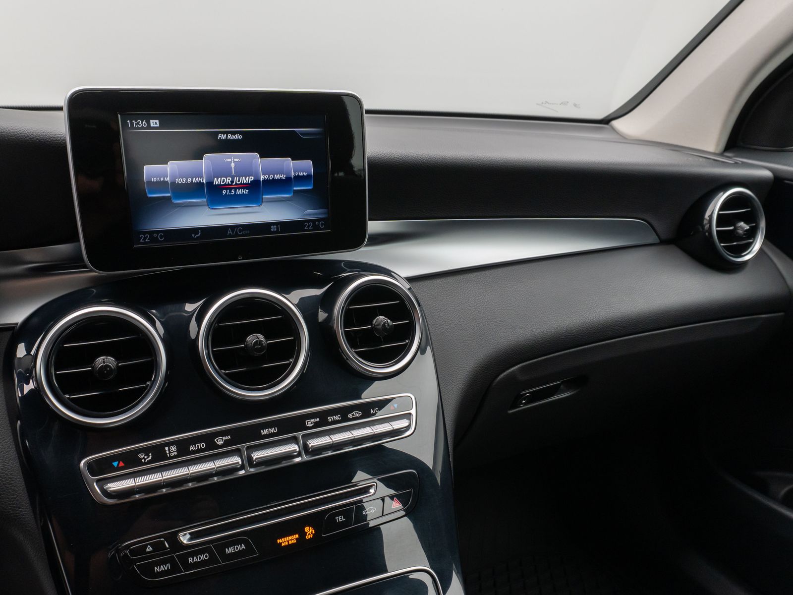 Fahrzeugabbildung Mercedes-Benz GLC 250 4Matic Kamera AHK Navi Sitzhzg