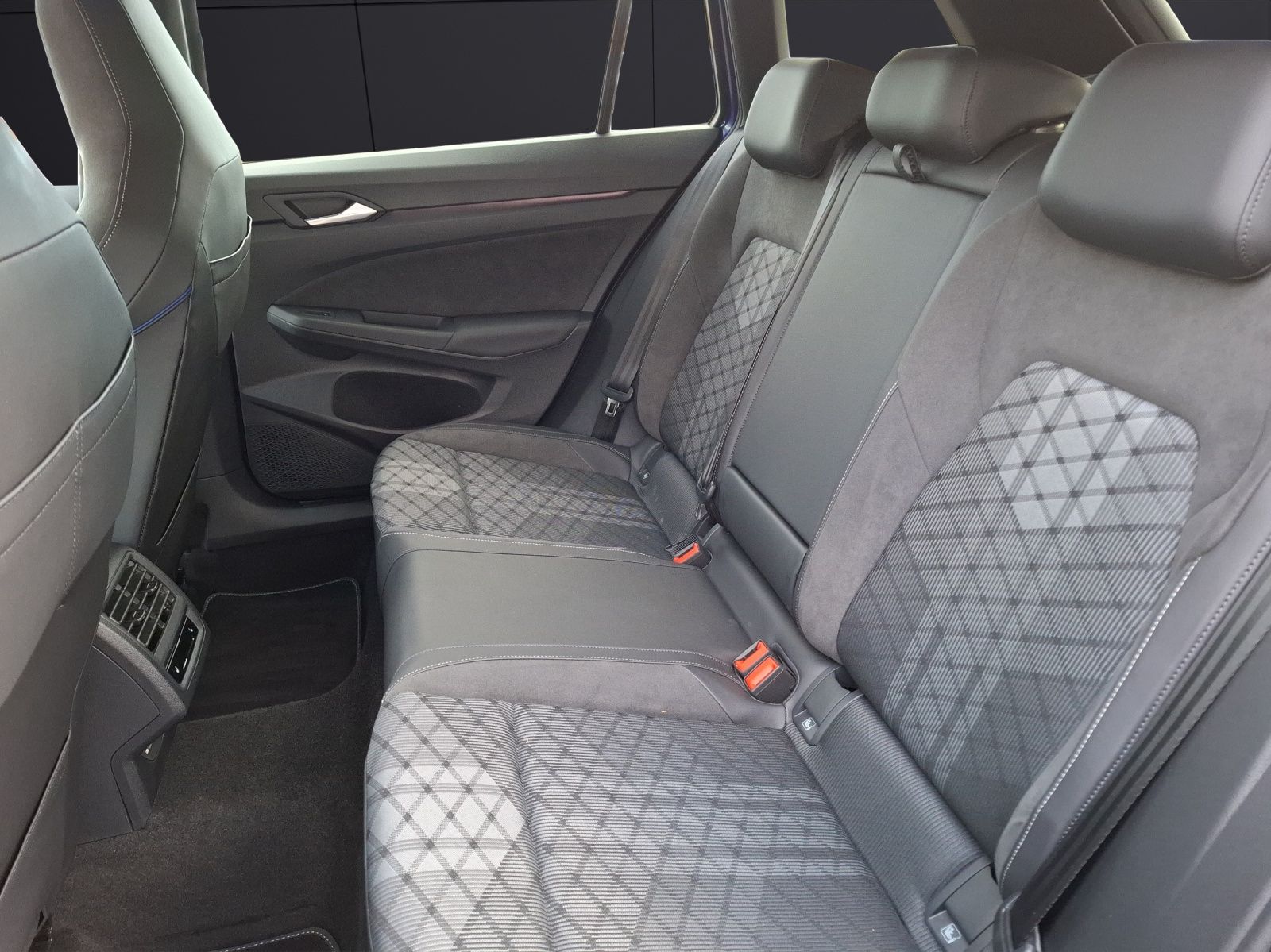 Fahrzeugabbildung Volkswagen Golf VIII Variant TDI R-Line DSG Standhzg LED-pl