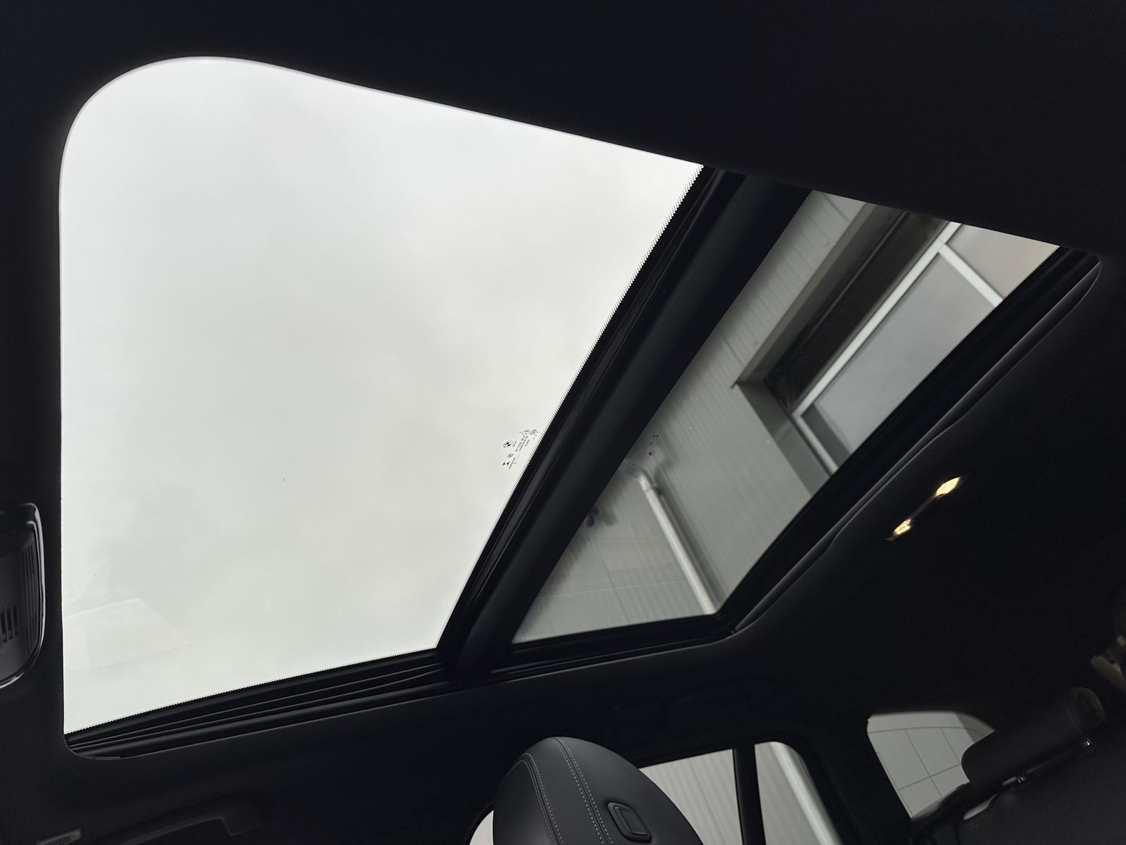 Fahrzeugabbildung BMW 330e Touring xDrive M-Sport NAV+LASER+PANO+HUD