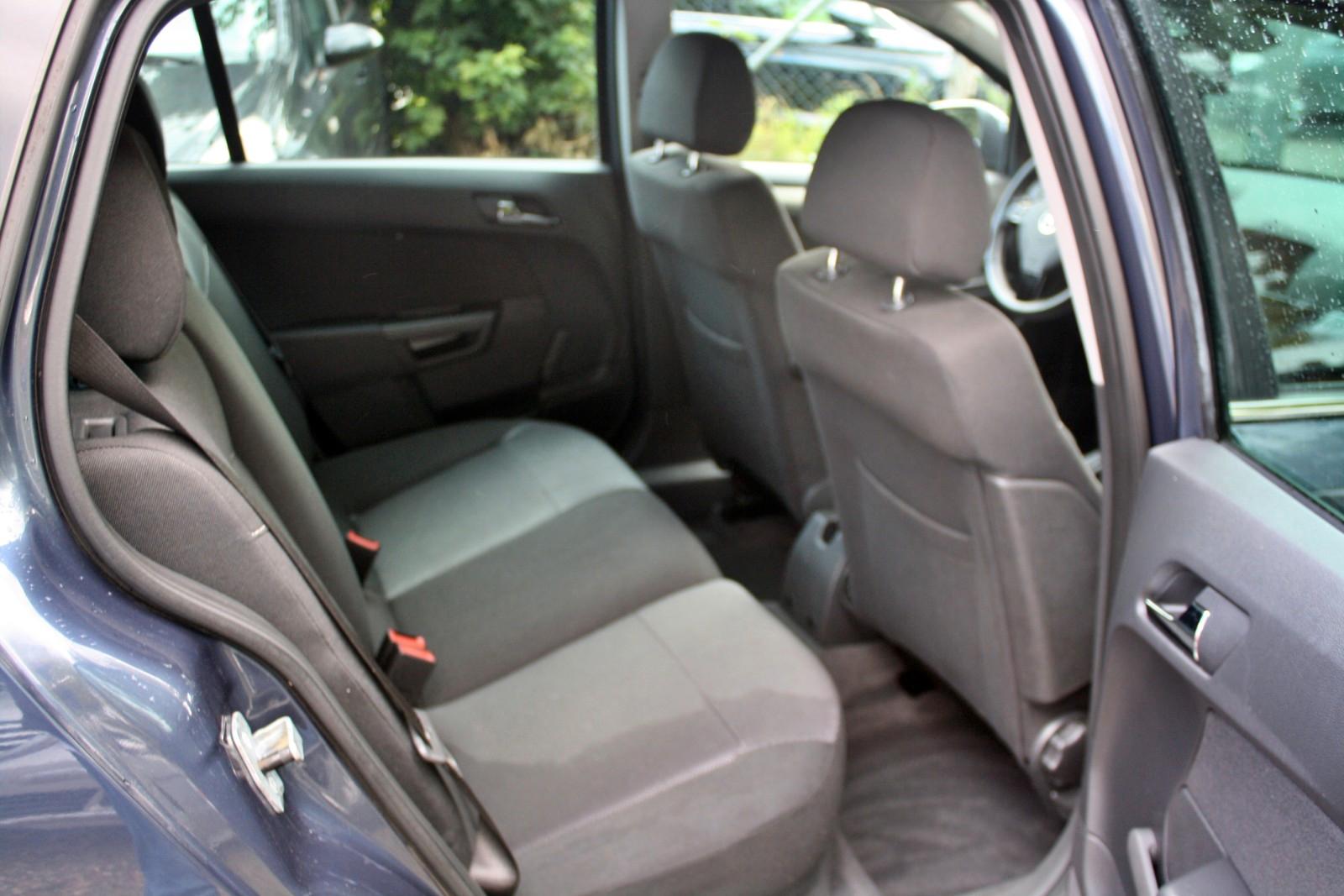 Opel Astra 2010 — photo 11