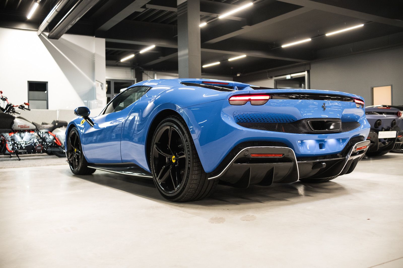 Fahrzeugabbildung Ferrari 296 GTS Sonderfarbe-Lift-Carbonsitz-Hifi-System