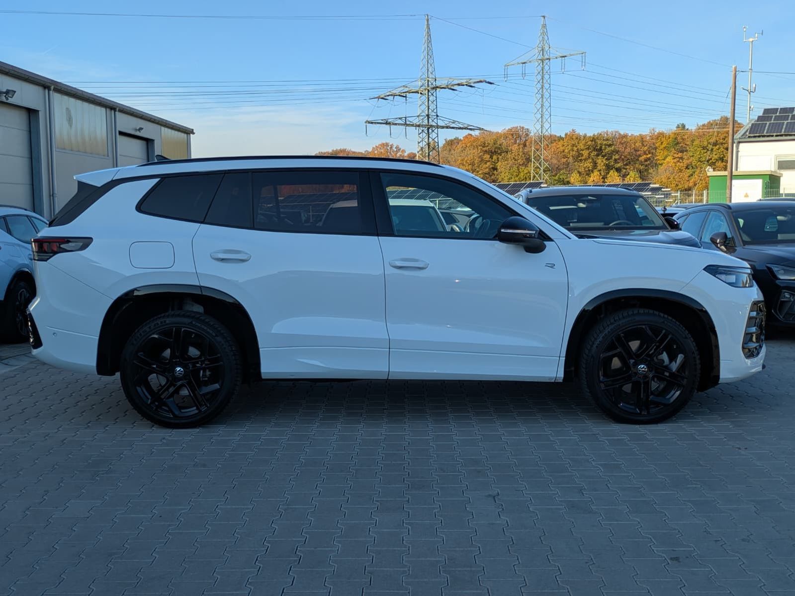 Fahrzeugabbildung Volkswagen Tayron 2.0 TDI 4M R-Line BLACK*7Si*MATRIX*PANO