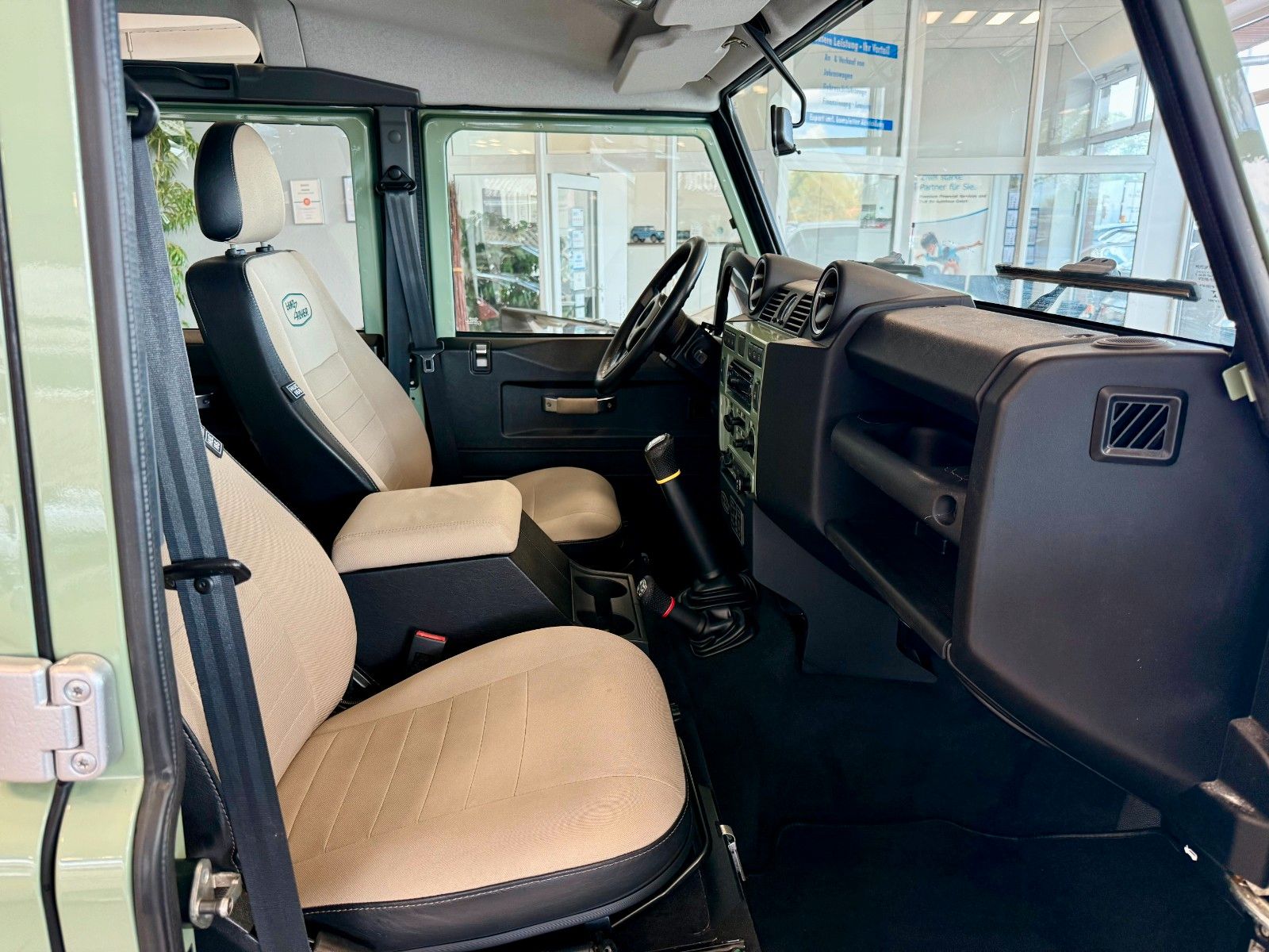 Fahrzeugabbildung Land Rover Defender 110 Heritage Station Wagon 7-Sitzer/AHK