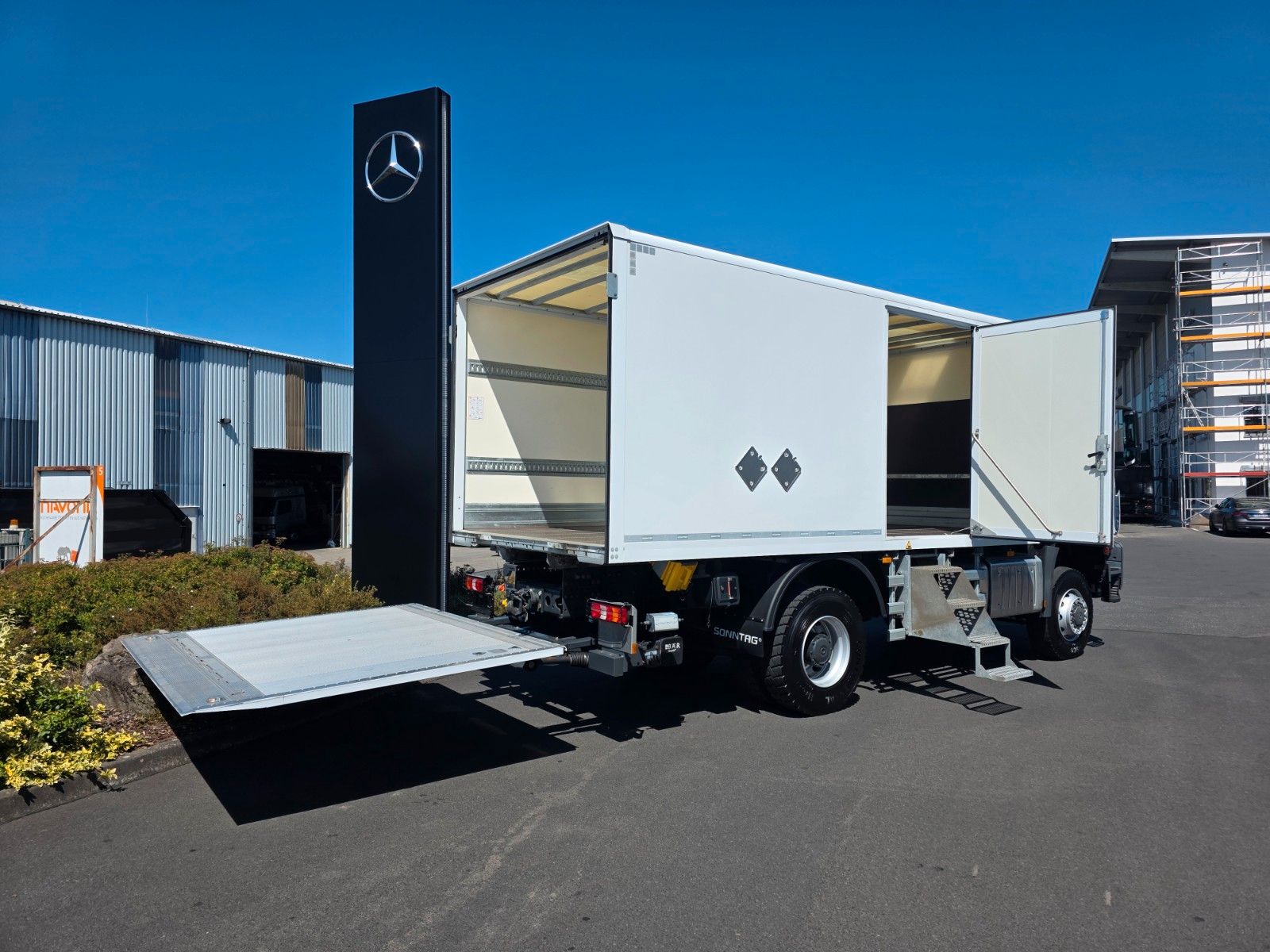 Fahrzeugabbildung Mercedes-Benz Arocs 1827 A 4x4 LBW Tür+Treppe Schalter