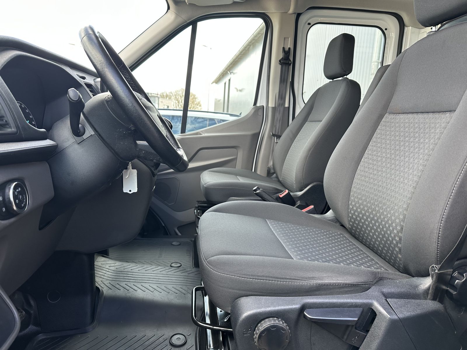 Fahrzeugabbildung Ford Transit 350 L3 DoKa NAV+AHK+CARPLAY+DAB+TEMPOMAT