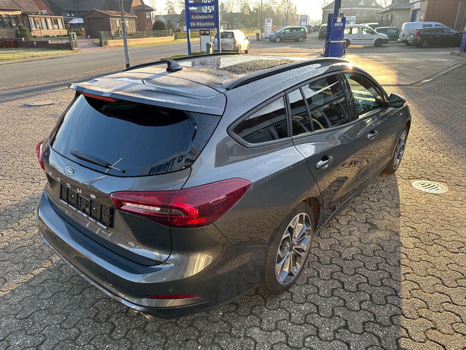 Fahrzeugabbildung Ford Focus Turnier 1.0 ST-Line X Pano/ACC/Matrix/Navi