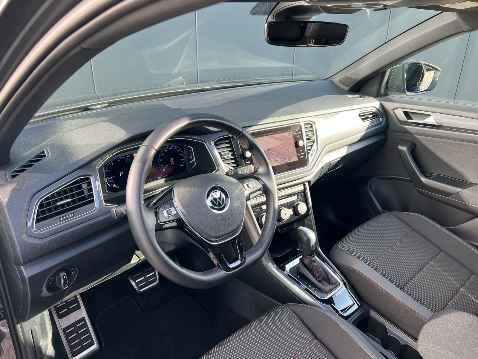 Fahrzeugabbildung Volkswagen T-Roc Sport 1.5 TSI DSG R-Line *AHK, Panoramadac