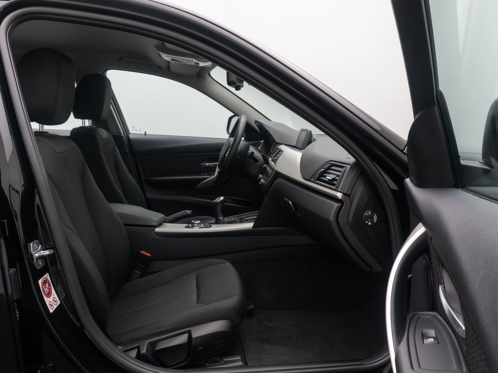 Fahrzeugabbildung BMW 318d GeschwindigReg AHK PDC Lordos NaviBusiness