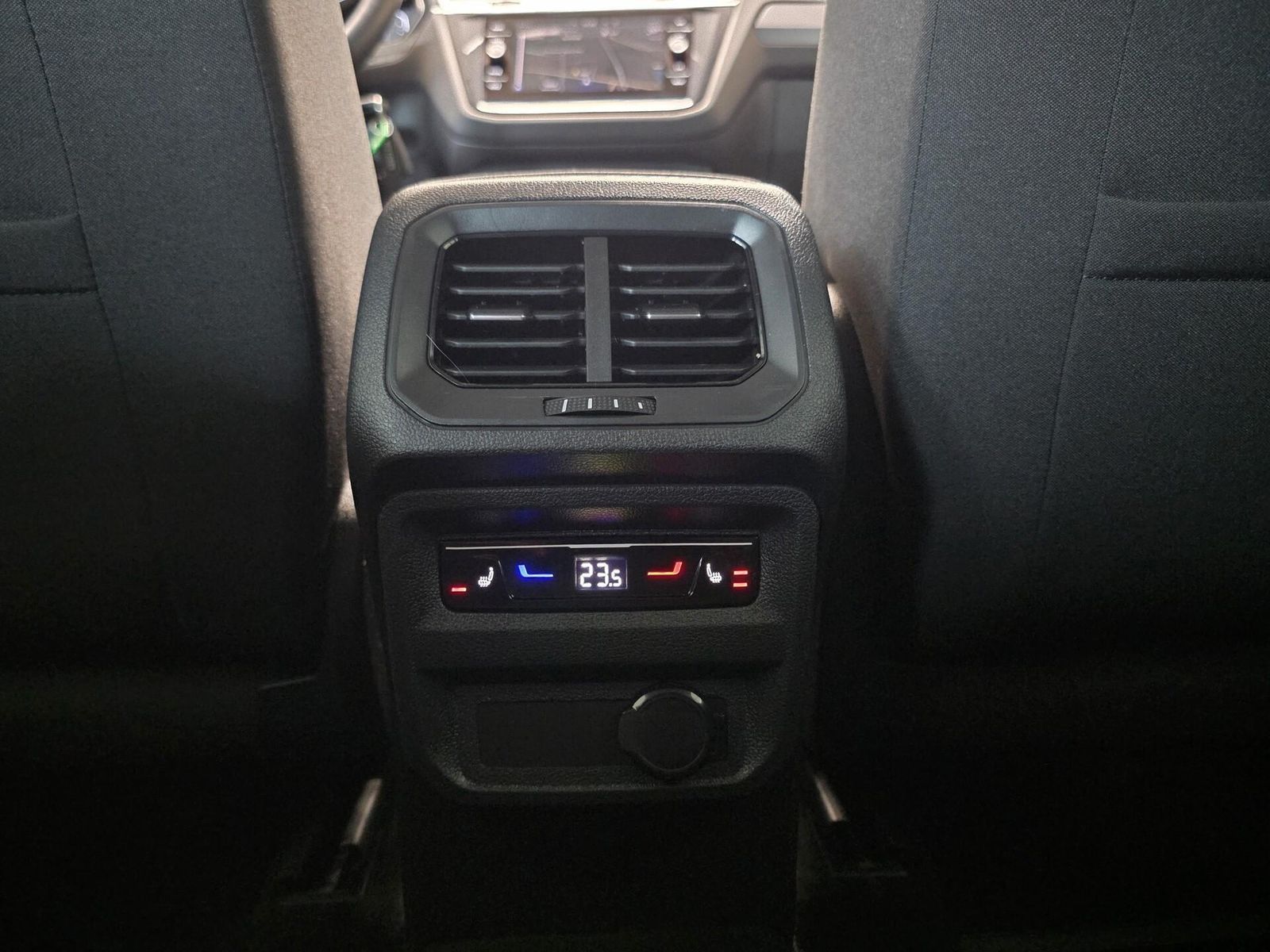 Fahrzeugabbildung Volkswagen Tiguan 1.5 DSG /Virtual/LED/Navi/Spur/FsHz/Ahk