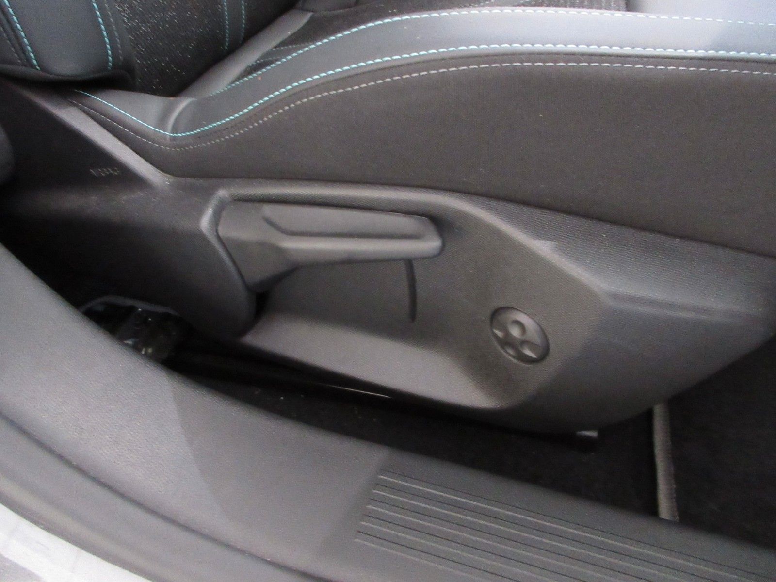 Fahrzeugabbildung Peugeot 308 SW Active Pack LED/NAVI/SHZ/PDC/AHK/ALU