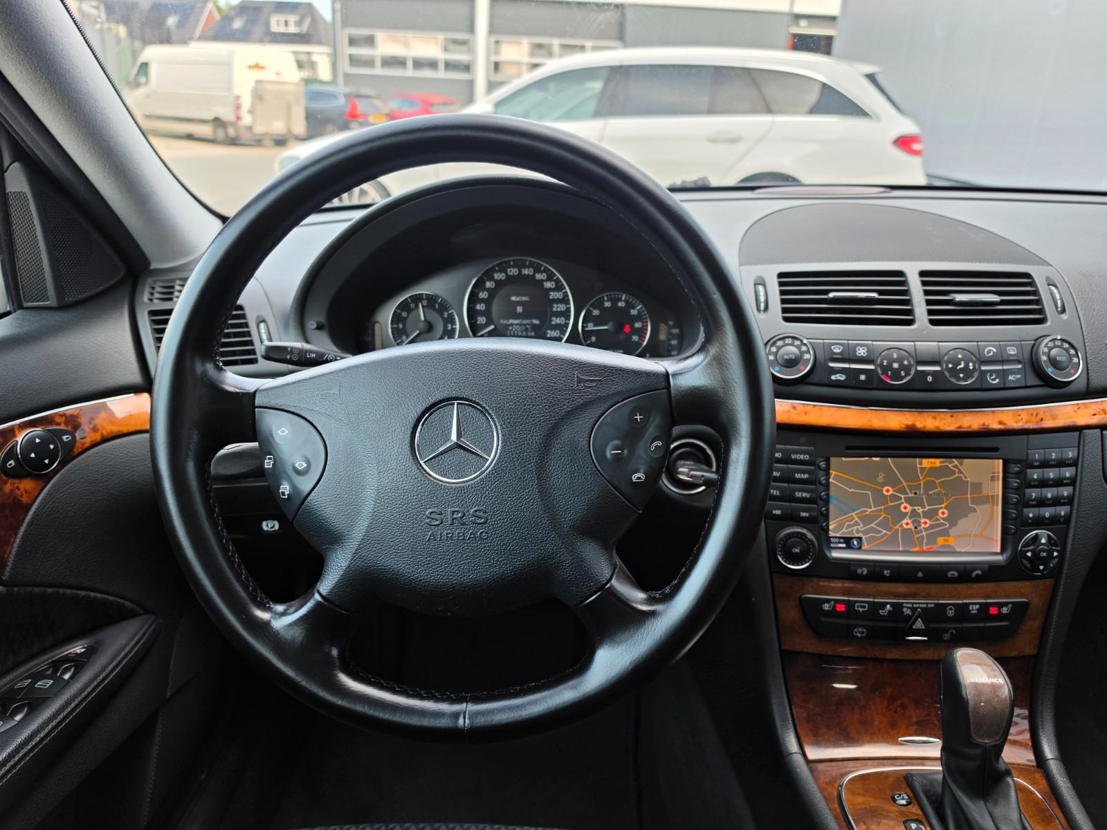 Mercedes-Benz E200 2004 — photo 16