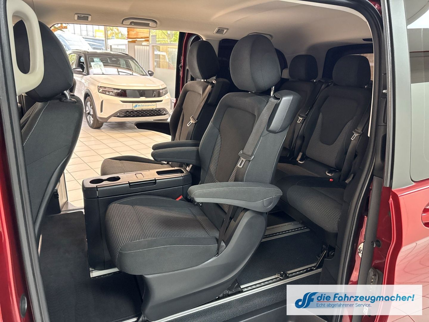 Fahrzeugabbildung Mercedes-Benz V 220 d RISE kompakt Navi Apple CarPlay Android