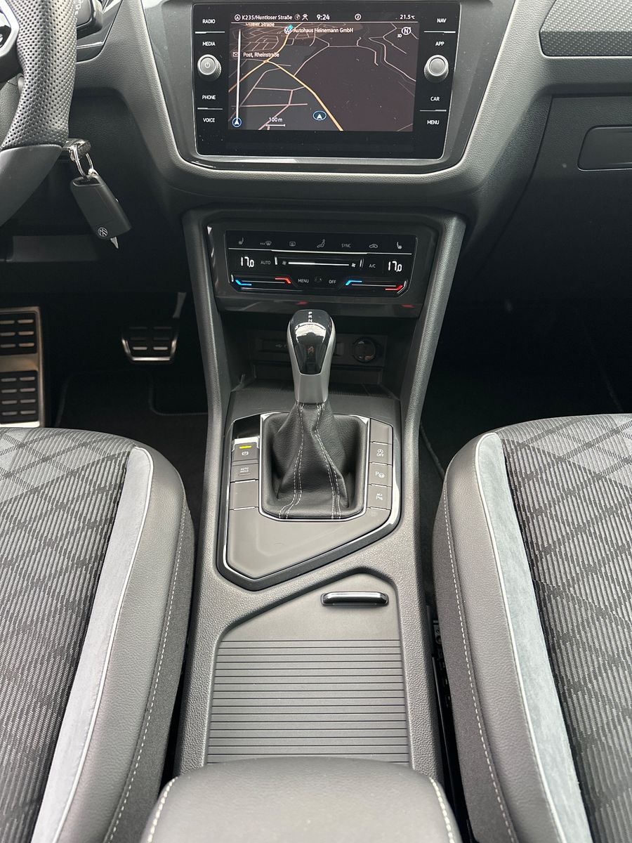 Fahrzeugabbildung Volkswagen Tiguan 1.5 TSI DSG R-Line NAV+LED+20ZO+HUD