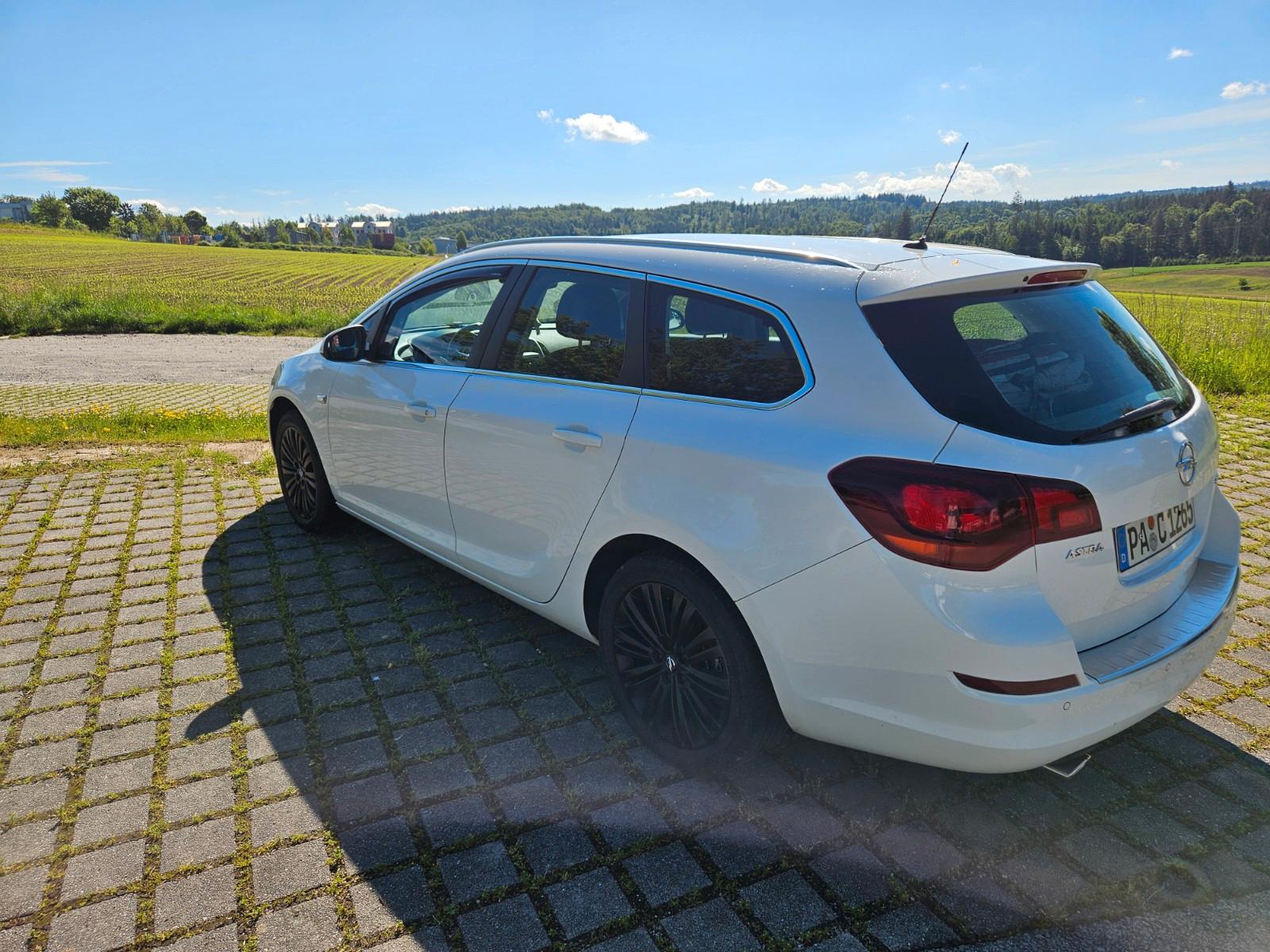 Opel Astra 2012 — photo 6