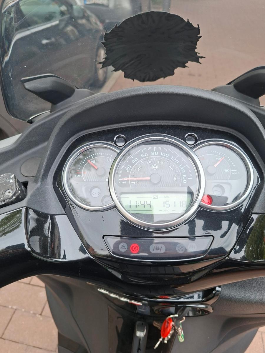 Piaggio MP3 2011 — interior