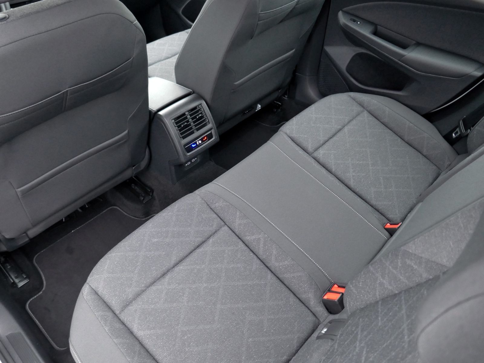 Fahrzeugabbildung Volkswagen Golf VIII Life 2.0 TDI | LED PDC ACC Navi