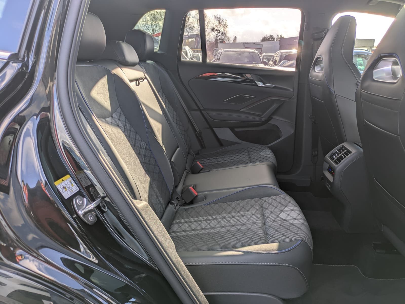 Fahrzeugabbildung Volkswagen Tiguan 2.0 TDI 4M R-Line PANO*H&K*AHK*MATRIX*20"