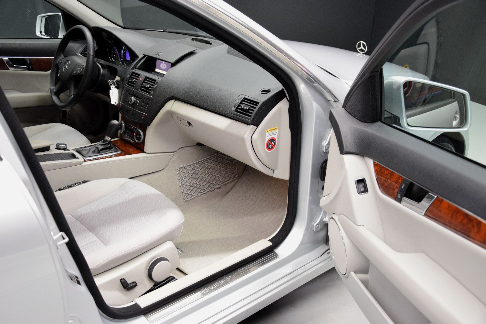 Fahrzeugabbildung Mercedes-Benz C 180 CGI Elegance Limousine Automatik 1. Hand