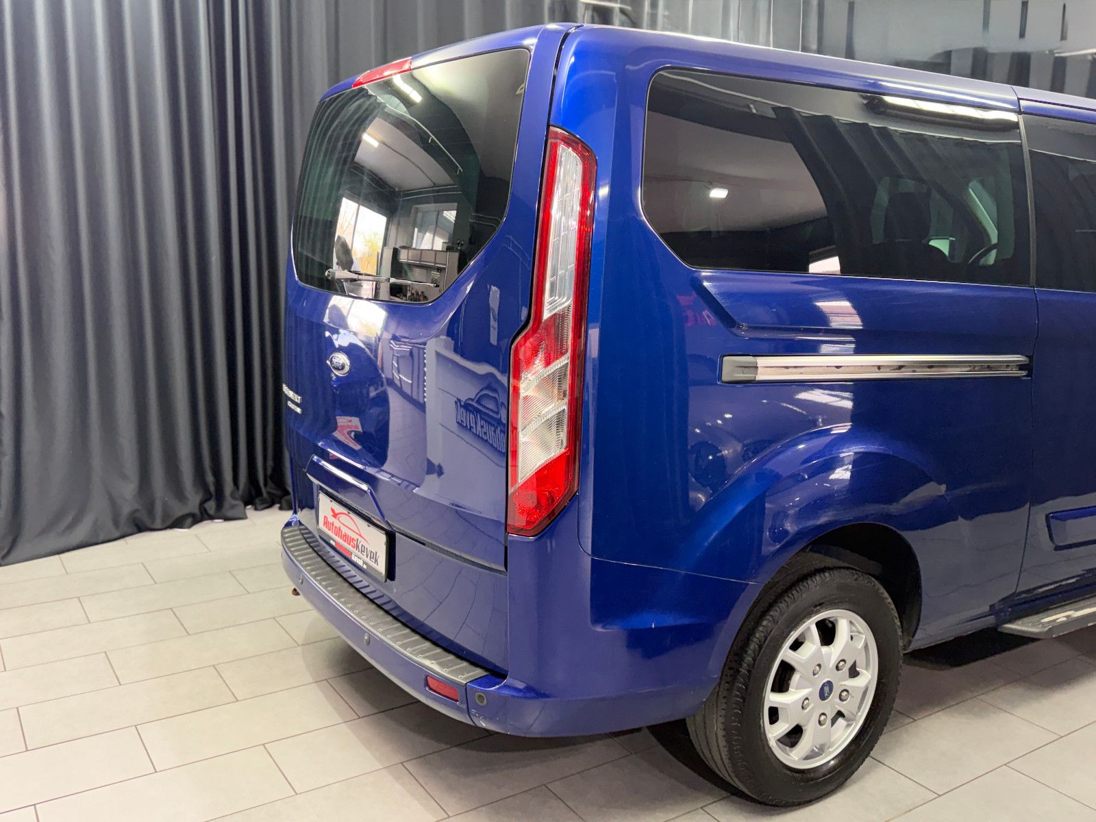 Fahrzeugabbildung Ford Tourneo Custom 300|AC|PDC|NAVI|8-SITZE
