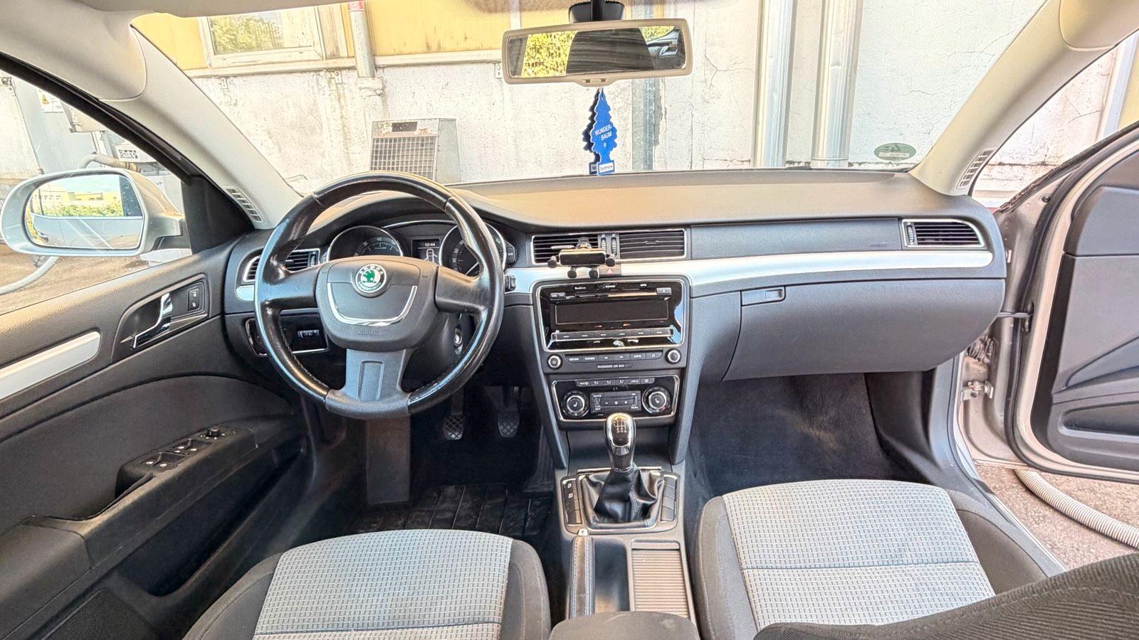 Volkswagen  2010 — interior