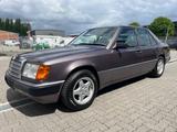 Mercedes-Benz E 230 H-Zulassung - Mercedes-Benz E 230: Blau
