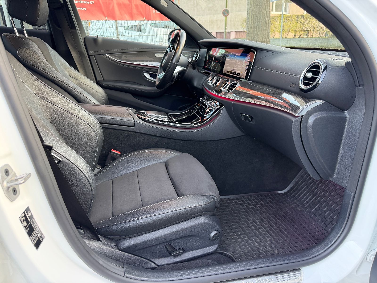 Fahrzeugabbildung Mercedes-Benz E 220d AMG*JUNGE STERNE*MUTLIBEAM*BURMESTER*AHK