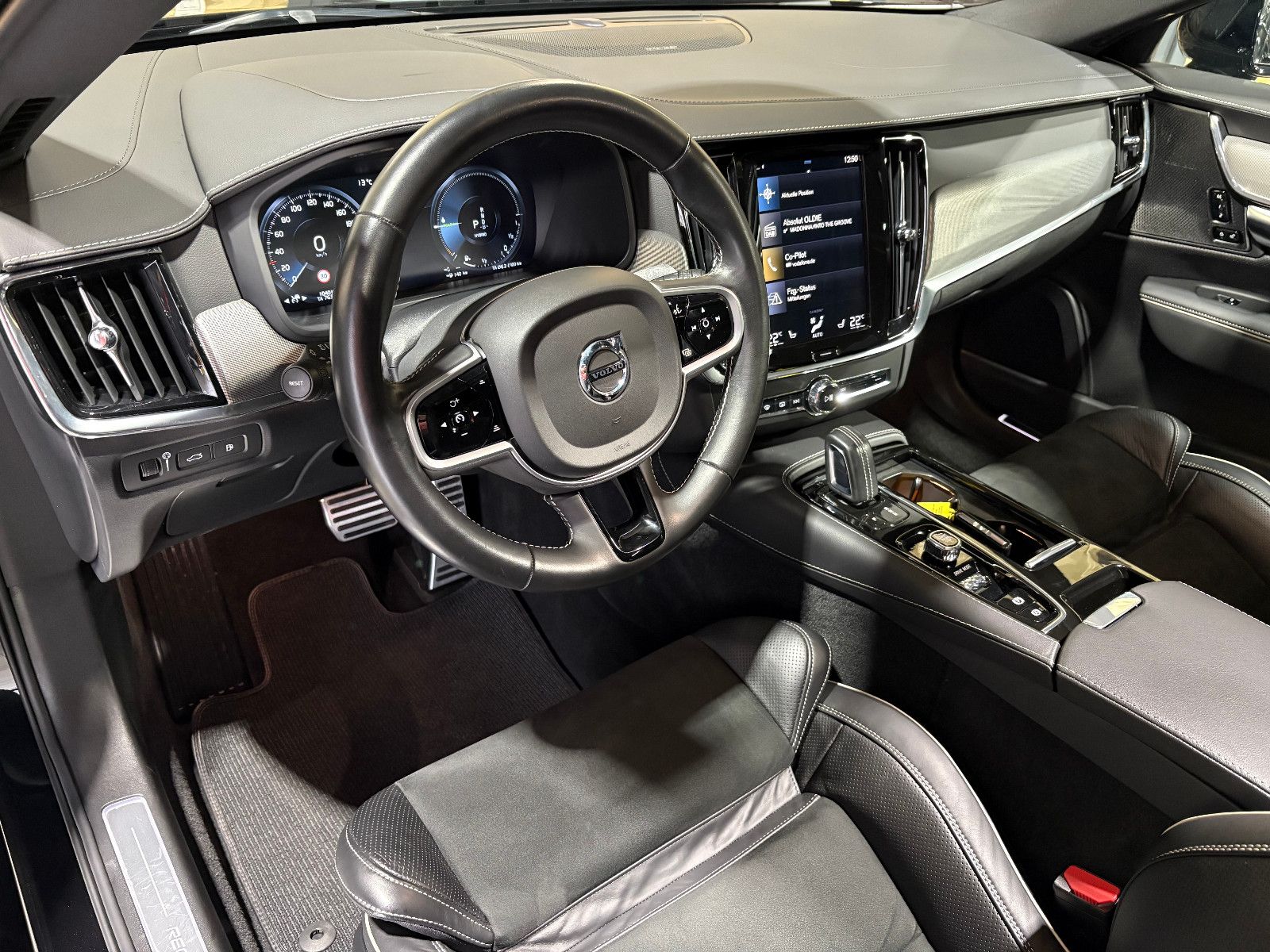 Fahrzeugabbildung Volvo V90 Kombi R Design Recharge Plug-In Hybrid AWD/