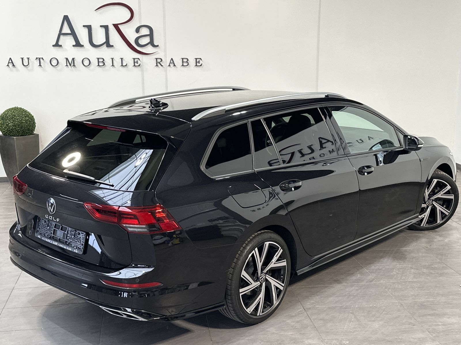 Fahrzeugabbildung Volkswagen Golf Variant 2.0 TDI DSG R-Line NAV+LED+AHK+ACC