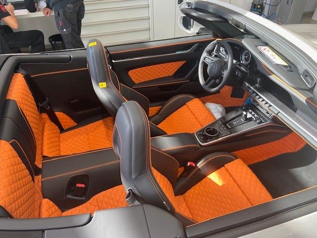 Porsche 992 Turbo Brabus Masterpiece Kreide/Orange New