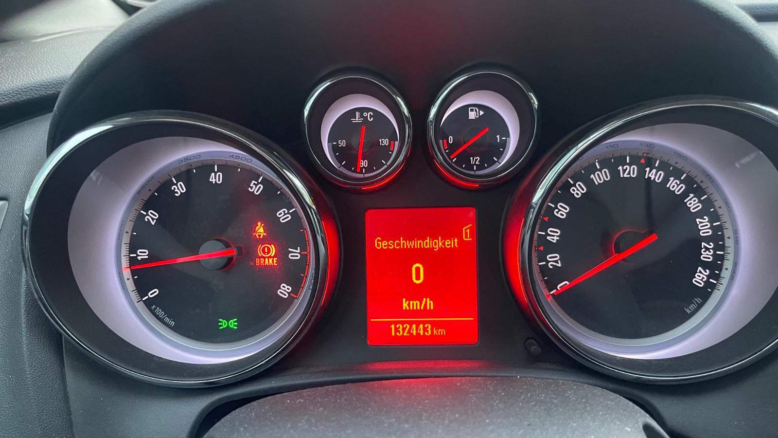 Opel Astra 2011 — photo 17