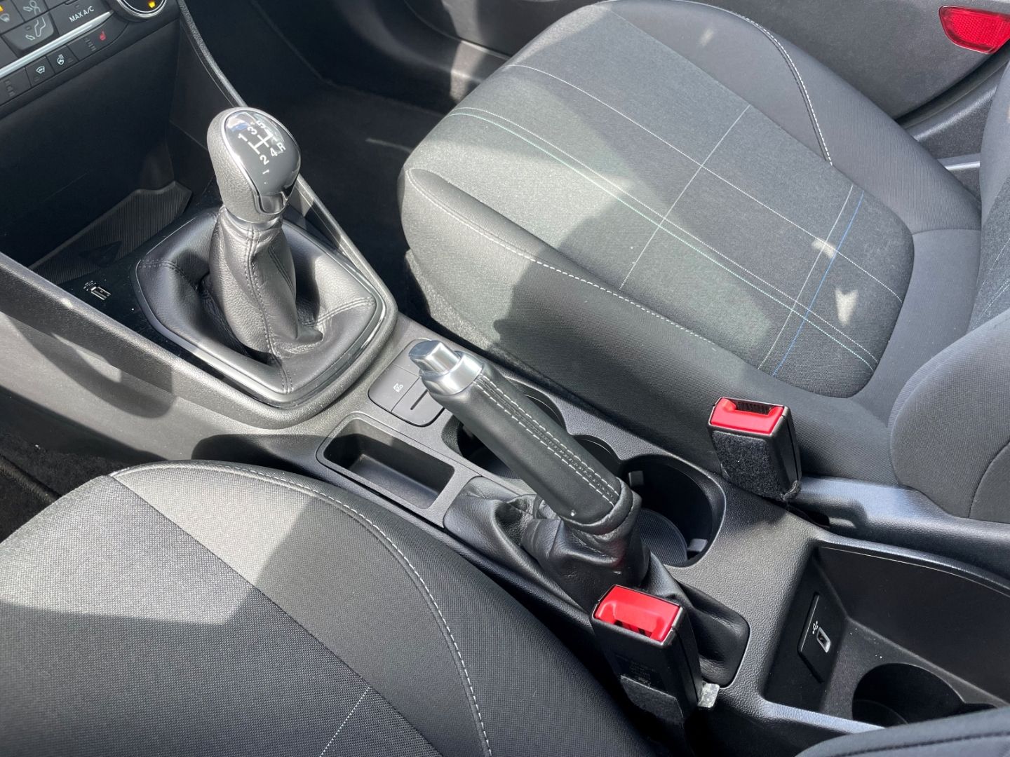 Fahrzeugabbildung Ford Fiesta Spurhalteass PDC SHZ Tempomat Bluetooth