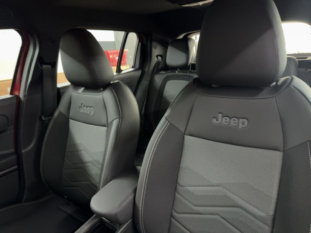 Fahrzeugabbildung Jeep Avenger e-Hybrid Altitude ALLWETTER NAVI WINTER
