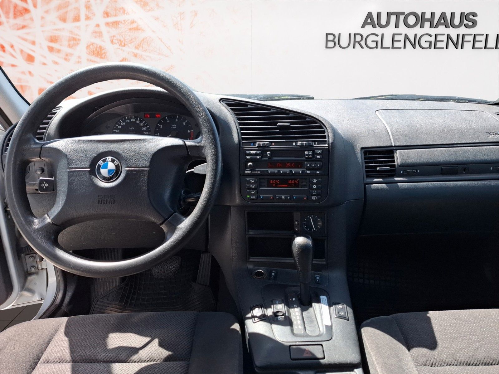 Fahrzeugabbildung BMW 318 ! Schiebedach ! SHZ ! PDC ! TÜV 05/26
