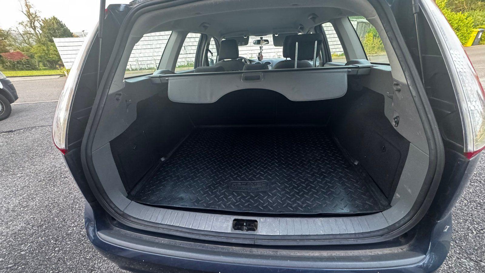 Ford Focus 2010 — photo 8