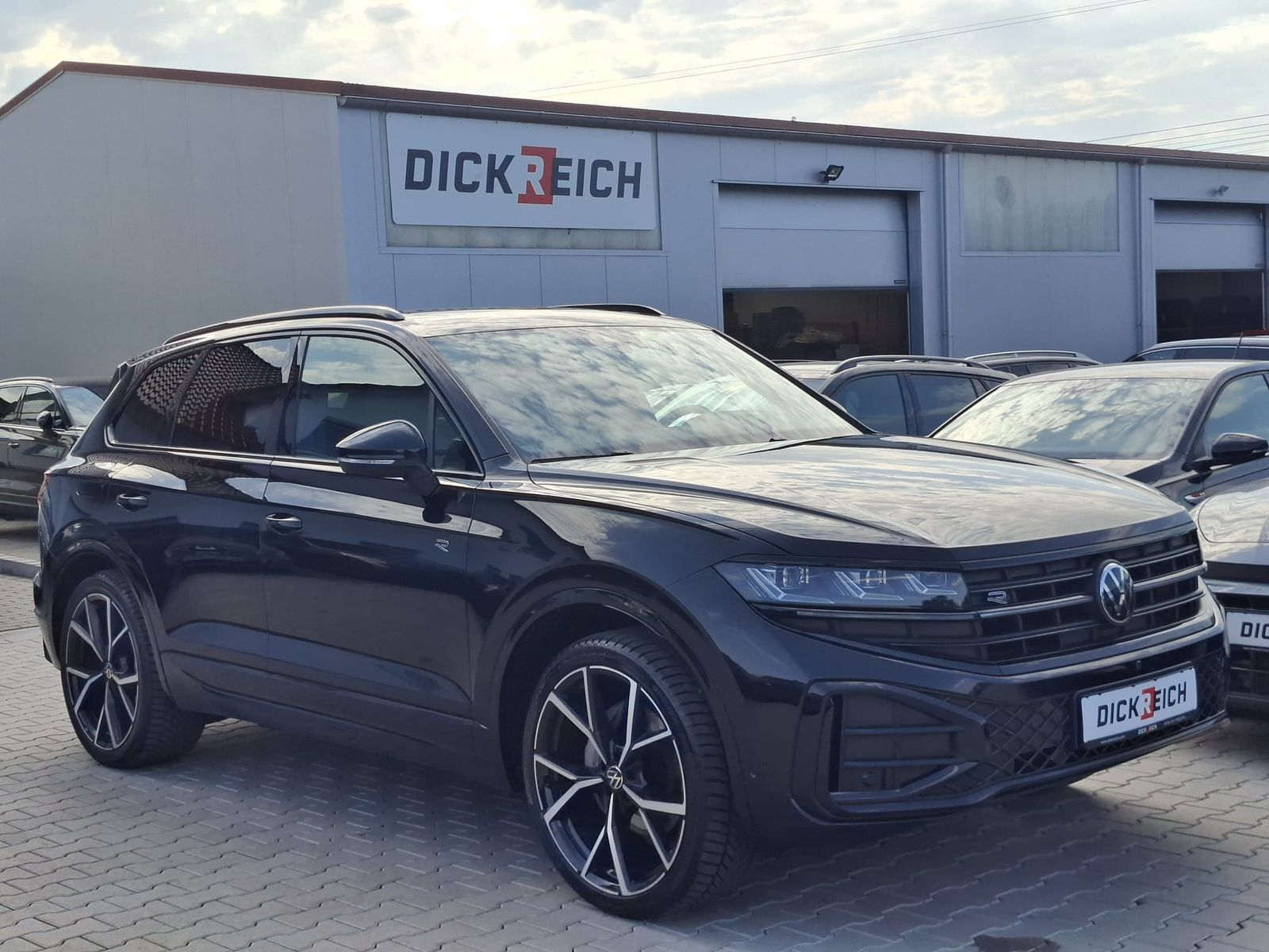 Fahrzeugabbildung Volkswagen Touareg 3.0TDI 4M R-Line VOLL Black 22" UPE 114T