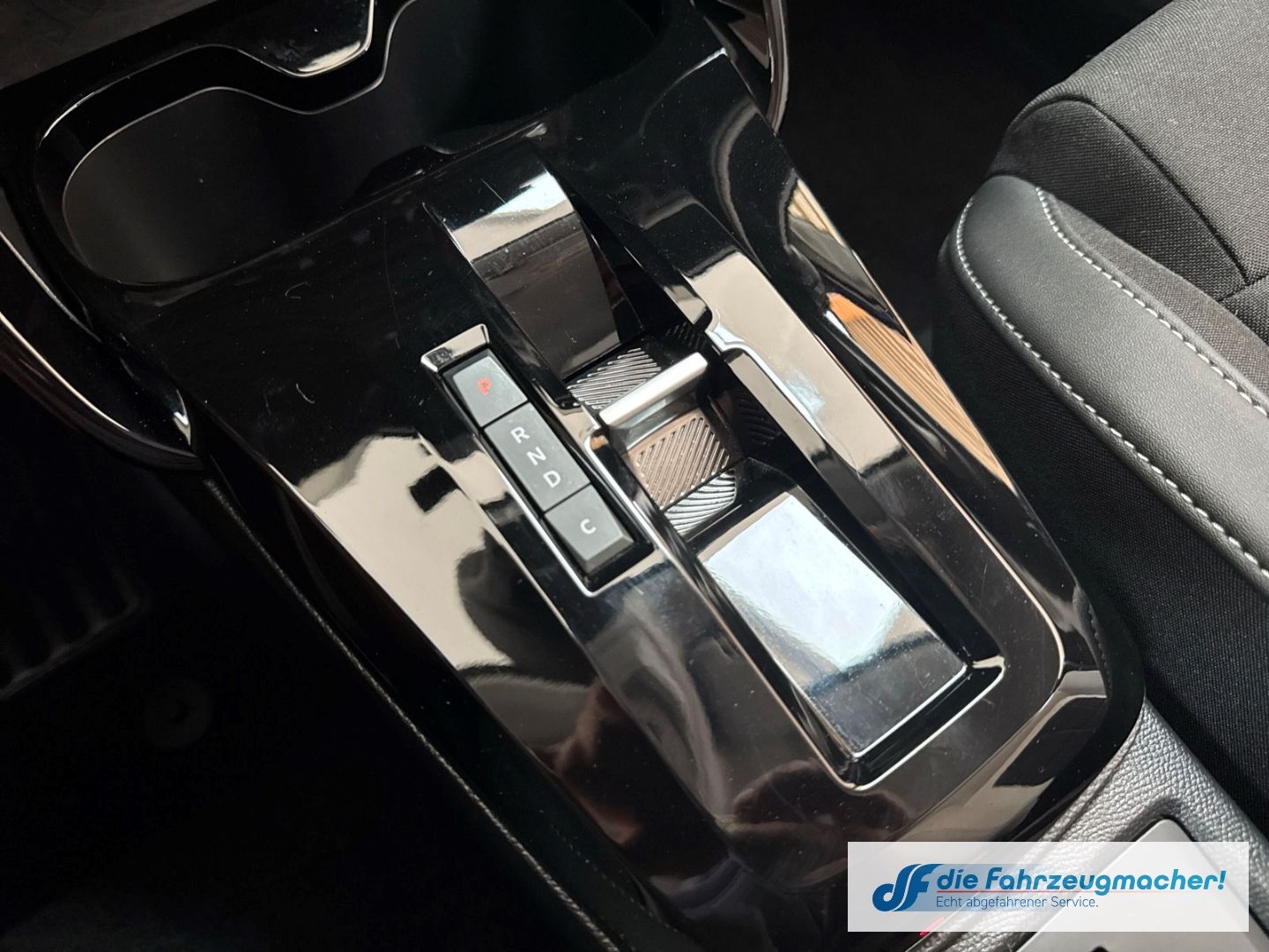 Fahrzeugabbildung Citroën C3 e 113 MAX HUD Navi Soundsystem LED Apple CarP