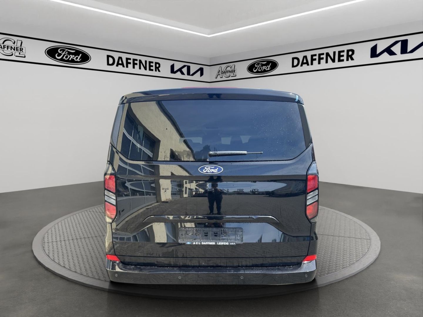 Fahrzeugabbildung Ford Tourneo Custom Bus 320 L1 Titanium FWD Titanium